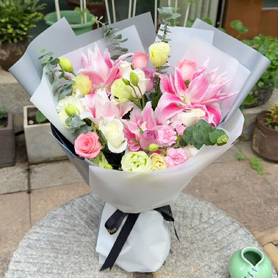 济宁9朵玫瑰混搭百合，爱恋纯真无邪