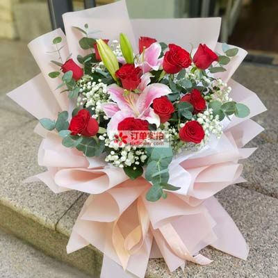 济宁11朵红玫瑰百合，全世界里只有一个你
